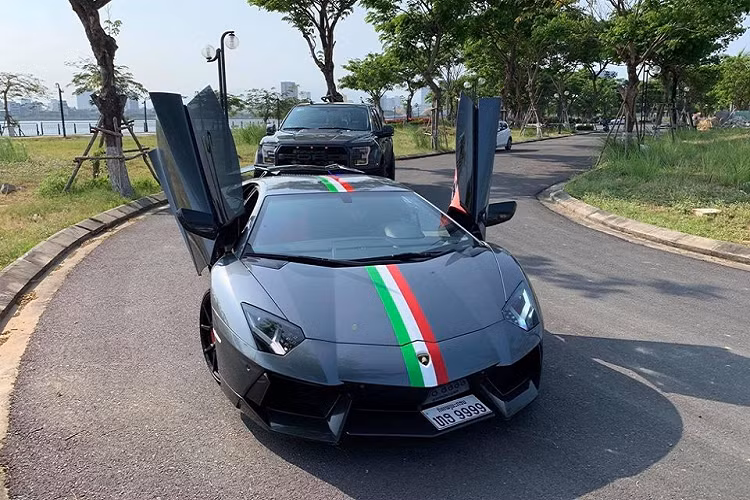 Sau một thời gian dài được mang ra Đà Nẵng để dạo chơi, chiếc siêu xe Lamborghini Aventador LP700-4 mang gói độ Novitec đẹp mắt đã được đưa vào lại trong Nam để hội ngộ cùng cặp đôi McLaren 720S Spider đang có mặt trong garage siêu xe trăm tỷ của đại gia Sài Gòn.