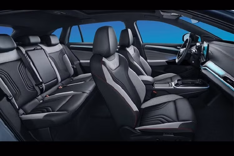 Được biết, Volkswagen ID.4 thị trường toàn cầu sẽ được bổ sung thêm phiên bản 2 mô-tơ điện giúp tăng 101 mã lực và 140 Nm mômen xoắn dẫn động cầu trước, mang đến cho xe tổng công suất 302 mã lực.