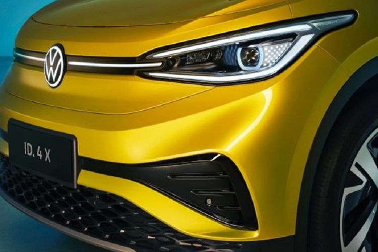 SUV điện Volkswagen ID.4 X dài hơn 20 mm và cao hơn 11 mm so với bản ID.4 Crozz, trong khi đó chiều rộng cũng như chiều dài cơ sở vẫn tương đương nhau. Bản ID.4 X sở hữu đèn pha vuốt dài về hai bên, khá giống với mẫu Golf thế hệ thứ 8, trong khi đó cản sốc trước có hốc hút gió lớn hơn so với ID.4 Crozz.