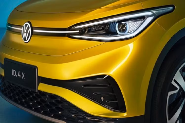 SUV điện Volkswagen ID.4 X dài hơn 20 mm và cao hơn 11 mm so với bản ID.4 Crozz, trong khi đó chiều rộng cũng như chiều dài cơ sở vẫn tương đương nhau. Bản ID.4 X sở hữu đèn pha vuốt dài về hai bên, khá giống với mẫu Golf thế hệ thứ 8, trong khi đó cản sốc trước có hốc hút gió lớn hơn so với ID.4 Crozz.