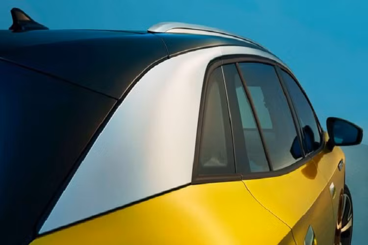 Bên trong khoang lái, nội thất của của ID.4 X cũng có một số chi tiết nhằm tạo sự khác biệt so với ID.4 thị trường toàn cầu như các chi tiết ốp bên trong sẽ có màu đen mờ thay vì đen bóng, bảng điều khiển trung tâm có thêm đế sạc không dây đi kèm một hộc để có thay vì hộc để cốc đôi như trên ID.4 và ID.4 Crozz.