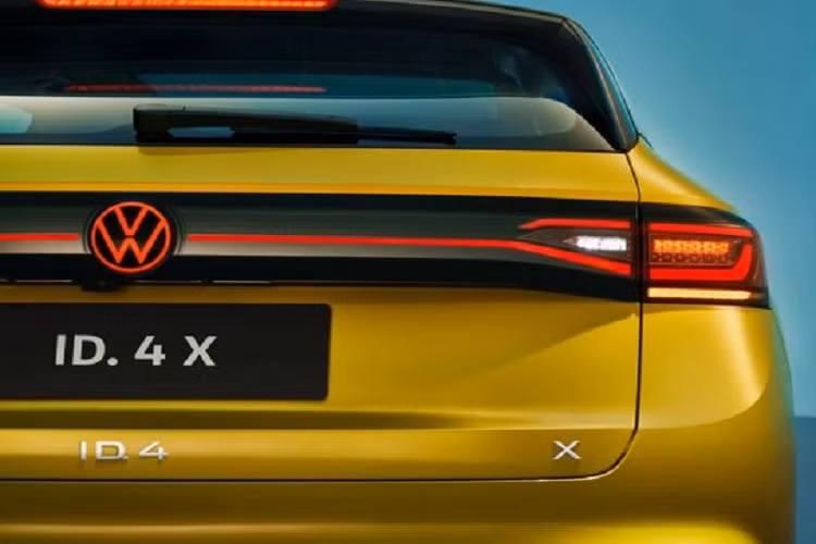 Bên cạnh đó, mỗi phiên bản cũng được trang bị bộ lazăng khác nhau, pát biển số sau của ID.4 X được bố trí cao hơn, ngay bên dưới logo, trong khi đó pát biển số của ID.4 Crozz lại được đặt ở dưới nắp cốp.