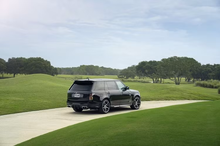 Sự độc đáo của mẫu xe SUV hạng sang Range Rover Sandringham Edition đến từ bộ bodykit sợi carbon hầm hố, bao gồm cản trước thể thao hơn với các khe hút gió lớn hơn và đèn ngày LED. Xe còn có lưới tản nhiệt bằng sợi carbon, lỗ thông gió trên chắn bùn trước bằng sợi carbon và bánh xe hợp kim 22 inch lạ mắt.