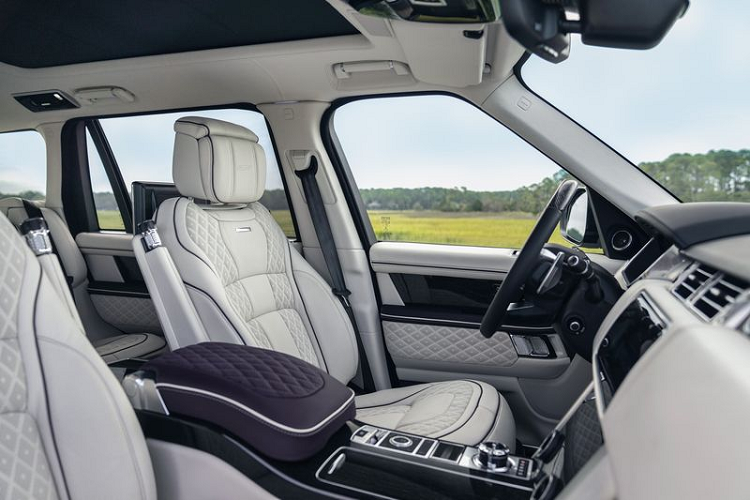 Làm tròn các nâng cấp đặc sắc trên Range Rover Sandringham Edition là bộ thảm trải sàn bằng da cừu dày, các cánh cửa có đèn chiếu sáng, hàng ghế sau riêng biệt và gói cảm ứng nội thất hiện đại. Logo Overfinch được xuất hiện rất tinh tế quanh xe.