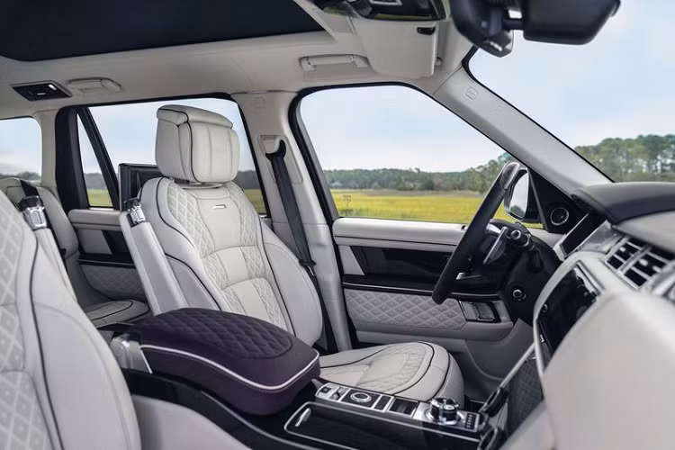 Làm tròn các nâng cấp đặc sắc trên Range Rover Sandringham Edition là bộ thảm trải sàn bằng da cừu dày, các cánh cửa có đèn chiếu sáng, hàng ghế sau riêng biệt và gói cảm ứng nội thất hiện đại. Logo Overfinch được xuất hiện rất tinh tế quanh xe.