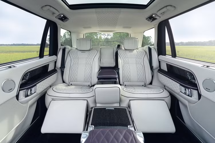 Đối với nội thất, vốn dĩ Range Rover Autobiography mới đã rất sang trọng nhưng Overfinch vẫn quyết định nâng tầm đẳng cấp chiếc SUV bằng cách sử dụng da chần kim cương Capiz White với đường khâu và những đường viền siêu nhỏ tương phản.