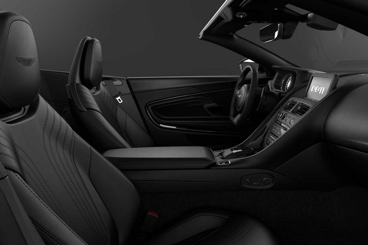 Nếu chừng ấy chưa đủ tạo nên sự khác biệt, khách hàng hoàn toàn có thể đặt mua thêm 1 gói trang bị với các điểm nhấn màu đen bóng trên khu vực từ cửa sổ tới trần, hãng siêu xe Aston Martin cũng cho biết gói trang trí này sẽ phù hợp 1 cách toàn diện với chủ đề trên Phiên bản Shadow.