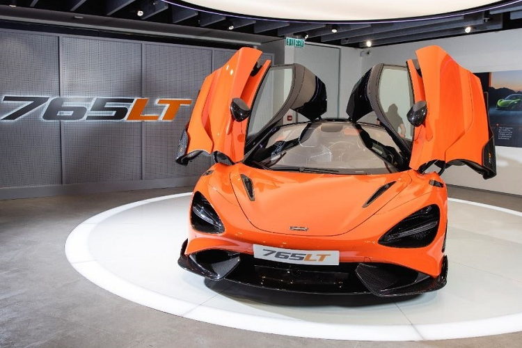 Ngoài ra là siêu xe McLaren 765LT còn có mô-men xoắn cực đại 800 Nm, tăng 30 Nm so với siêu xe McLaren 720S đang giữ nhiều danh hiệu ở các cuộc đua drag 400m hay 800m. Sức mạnh của khối động cơ trên siêu xe hàng hiếm McLaren 765LT sẽ chạy qua hộp số ly hợp kép bảy tốc độ đã có các tinh chỉnh làm cho việc sang số nhanh hơn 15% so với McLaren 720S. Có thể thấy xe có bộ cản va trước, nẹp sườn hoàn toàn bằng carbon và thiết kế rất hầm hố trông như một mẫu xe bước ra từ đường đua.