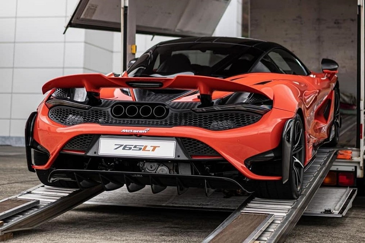 McLaren 765LT sẽ là một chiếc siêu xe đua drag đỉnh hơn nữa so với McLaren 720S . Đầu tiên chính là việc khối động cơ V8, dung tích 4.0 lít, tăng áp kép quen thuộc của siêu xe McLaren 720S vẫn được trang bị cho McLaren 765LT. Nhưng các kỹ sư Anh đã "phù phép" lại nhằm mang đến cho xe công suất tối đa 755 mã lực, cao hơn 35 mã lực so với McLaren 720S.