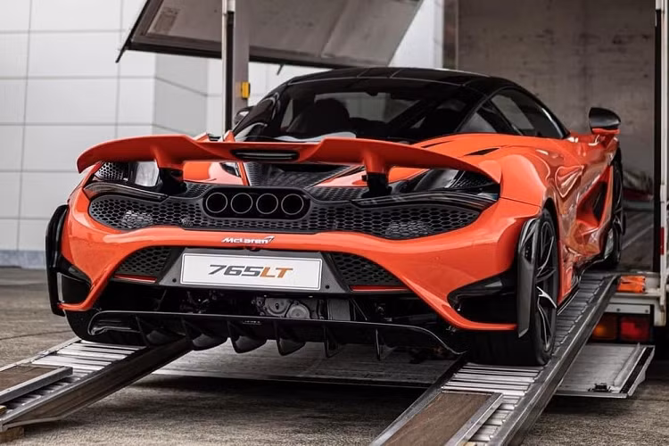 McLaren 765LT sẽ là một chiếc siêu xe đua drag đỉnh hơn nữa so với McLaren 720S . Đầu tiên chính là việc khối động cơ V8, dung tích 4.0 lít, tăng áp kép quen thuộc của siêu xe McLaren 720S vẫn được trang bị cho McLaren 765LT. Nhưng các kỹ sư Anh đã "phù phép" lại nhằm mang đến cho xe công suất tối đa 755 mã lực, cao hơn 35 mã lực so với McLaren 720S.