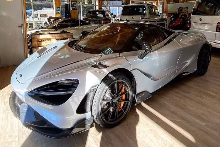 Thương hiệu siêu xe McLaren mặc dù có tuổi đời khá non trẻ so với những "lão làng" như Lamborghini hay Ferrari, nhưng lại tỏ ra không yếu thế trong cuộc đua "phủ sóng" số lượng xe lăn bánh ở thế giới cũng như tại Việt Nam. Hiện đã có hơn 20 chiếc siêu xe McLaren về Việt Nam chỉ trong 4 năm vừa qua. Và sắp tới đây thôi, một chiếc siêu xe McLaren mới "ra lò" trên thế giới hứa hẹn sẽ sớm có mặt trong nước để phục vụ các "thượng đế" Việt.