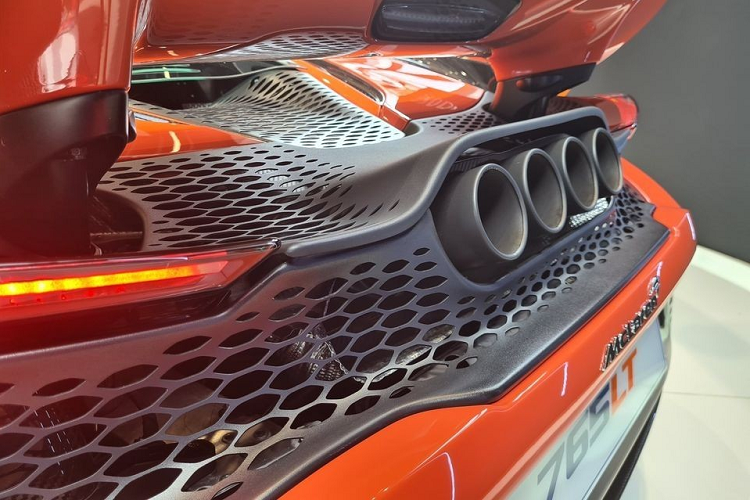 Hiện tại, giá xe McLaren 765LT tại Singapore đang cao nhất thế giới khi bắt đầu từ 1,6 triệu SGD, tương đương 29,7 tỷ đồng. Mức giá này chưa kể chi phí mua giấy phép sử dụng xe COE tại Singapore. Siêu xe McLaren 765LT đang "nhăm nhe" về nước thực chất là phiên bản hiệu suất cao và sản xuất giới hạn của mẫu siêu xe McLaren 720S đã có không dưới 5 chiếc đang lăn bánh tại Việt Nam.