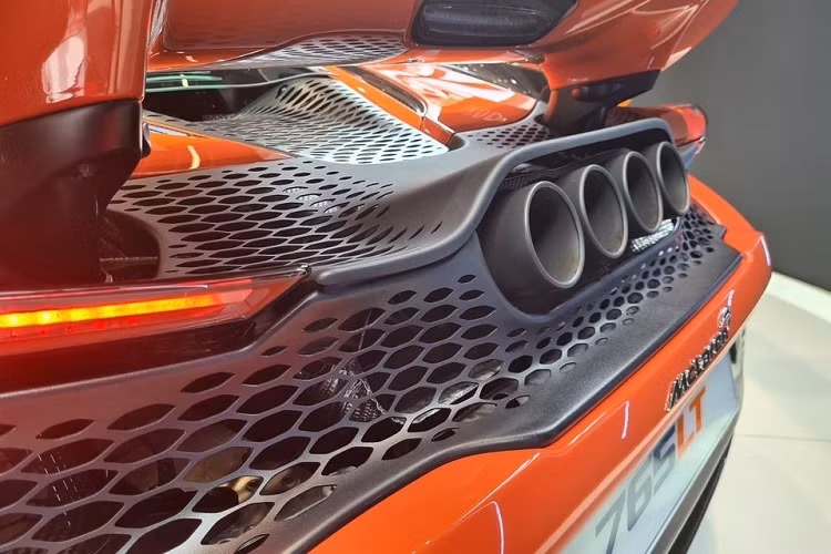 Hiện tại, giá xe McLaren 765LT tại Singapore đang cao nhất thế giới khi bắt đầu từ 1,6 triệu SGD, tương đương 29,7 tỷ đồng. Mức giá này chưa kể chi phí mua giấy phép sử dụng xe COE tại Singapore. Siêu xe McLaren 765LT đang "nhăm nhe" về nước thực chất là phiên bản hiệu suất cao và sản xuất giới hạn của mẫu siêu xe McLaren 720S đã có không dưới 5 chiếc đang lăn bánh tại Việt Nam.