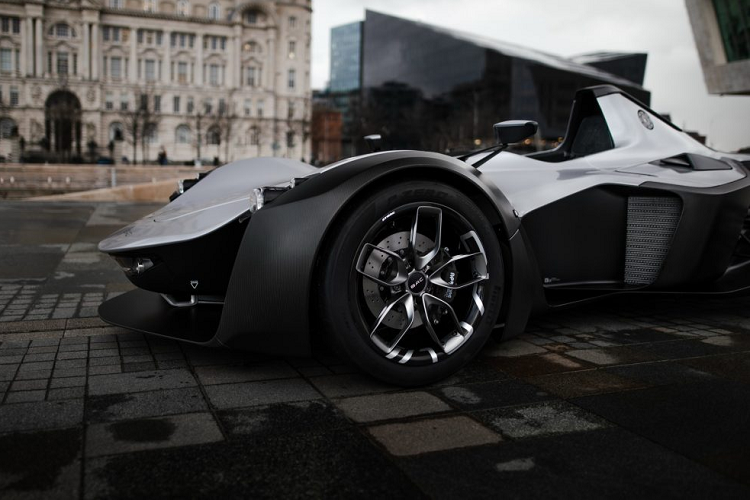 Nhưng nâng cấp này cũng góp phần hạ thấp trọng tâm xe, nhờ đó mà chiếc xe đua đường phố này có cảm giác lái tốt hơn. Hệ thống treo của xe được cải tiến với khả năng điều chỉnh 2 cấp độ.