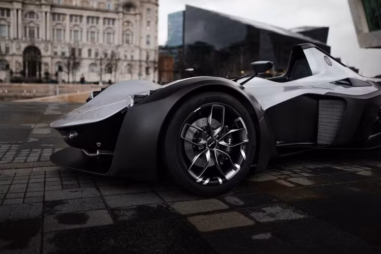 Nhưng nâng cấp này cũng góp phần hạ thấp trọng tâm xe, nhờ đó mà chiếc xe đua đường phố này có cảm giác lái tốt hơn. Hệ thống treo của xe được cải tiến với khả năng điều chỉnh 2 cấp độ.