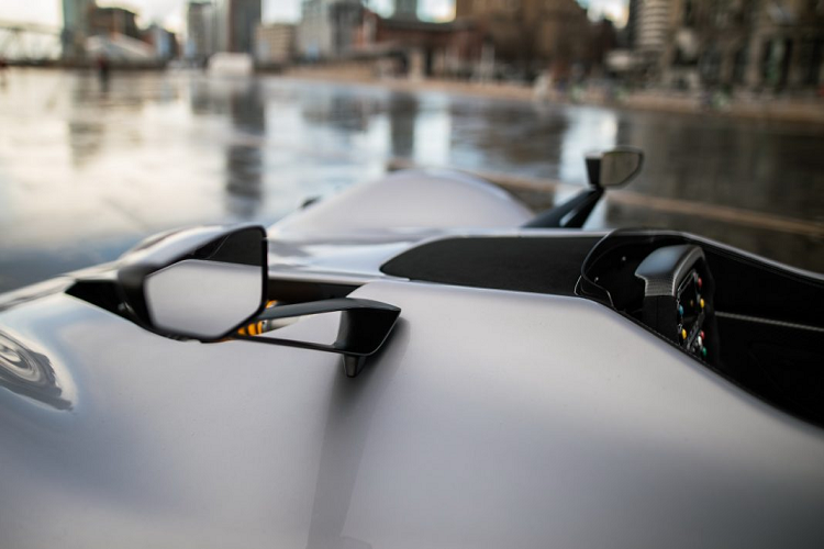 Khoang lái chính giữa không có nhiều thay đổi. Vô-lăng sợi carbon vẫn như trước nhưng được làm nhẹ, cùng với đó là hai thanh ốp hông khoang lái bằng sợi carbon.