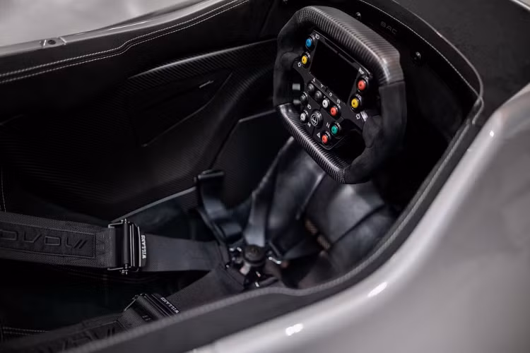 “Khi tiết kế thế hệ tiếp theo của Mono, chúng tôi không chỉ muốn tạo ra sự đổi mới cho mẫu xe này mà còn muốn thiết lập một cấp độ mới cho việc thiết kế siêu xe”, trưởng bộ phận thiết kế của Mono, ông Ian Briggs chia sẻ.