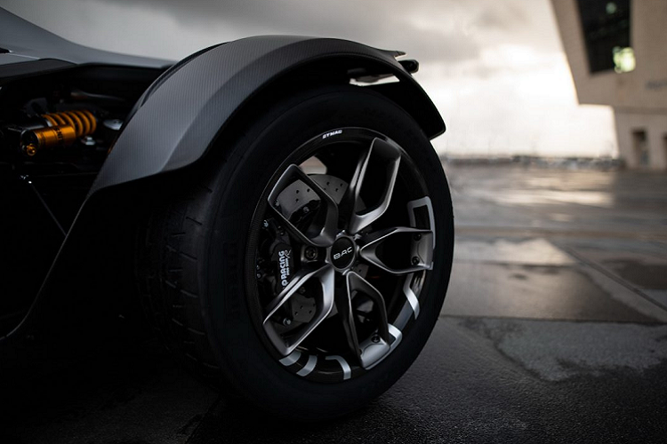 Khung gầm xe được nâng cấp với việc sử dụng sợi carbon gia cường graphene. Kiểu vật liệu carbon này giúp gia tăng thành phần sợi carbon trong khung gầm, làm cho chiếc xe nhẹ hơn nhưng vẫn đảm bảo đủ độ cứng để đáp ứng các tiêu chí về mặt cơ khí.