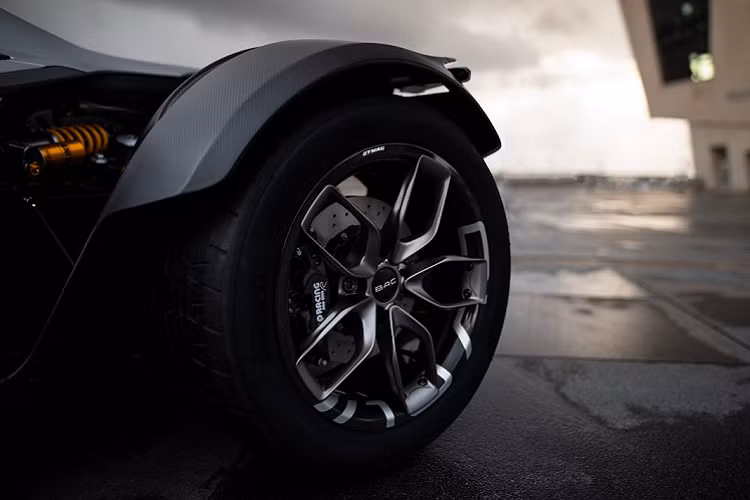 Khung gầm xe được nâng cấp với việc sử dụng sợi carbon gia cường graphene. Kiểu vật liệu carbon này giúp gia tăng thành phần sợi carbon trong khung gầm, làm cho chiếc xe nhẹ hơn nhưng vẫn đảm bảo đủ độ cứng để đáp ứng các tiêu chí về mặt cơ khí.