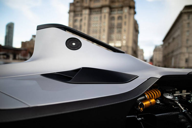 Ở ngoại thất, hãng xe thể thao BAC cho biết họ đã thổi vào một làn gió mới cho ngoại hình và khoang lái. So sánh với thế hệ trước, Mono (MkII) sẽ có những đường nét nhẹ nhàng và “xanh” hơn với mũi xe thiết kế lại, đèn pha LED được đặt thêm dưới đầu xe, bổ sung thêm cho hai đèn hai bên. Một số thay đổi khác của xe bao gồm gương chiếu hậu chân kép, đuôi xe thấp và dài hơn so với đời trước.