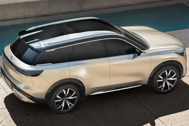 Bên cạnh đó, thiết kế xe còn chịu một số ảnh hưởng của Lincoln Aviator, đặc biệt ở cột D và cánh lướt gió trên mái, nhưng nhìn chung, Monograph là một cải tiến lớn so với QX60 2020. QX60 Monograph cũng có các vòm bánh xe rộng hơn, rõ nét hơn, vòm phía trước khi nhìn nghiêng trông phình hơn hẳn. Hông xe tiếp tục được khắc họa sắc nét để nhấn mạnh rằng chiều rộng của chiếc xe đã được gia tăng.