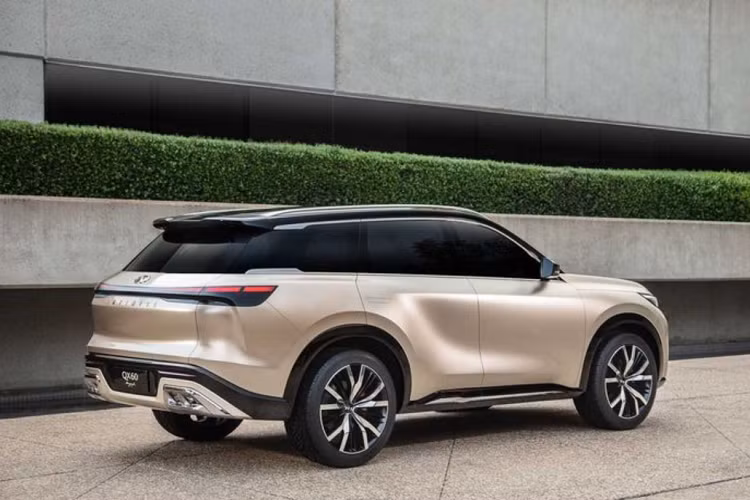 Như đã nói từ đầu, kiểu dáng các cửa kính trên QX60 2020 chính là một điểm trừ, và điều này đã được thay đổi trên QX60 Monograph. Nhà kính mới của chiếc SUV đã lược bỏ cột mái "hình lưỡi liềm" phía sau của Infiniti - ít nhất là trên lý thuyết, mặc dù vậy, thiết kế giống như chiếc nhíp độc đáo của viền cửa sổ kết hợp với cánh gió phía sau vẫn sẽ khiến chúng ta nhớ đến thiết kế cũ.