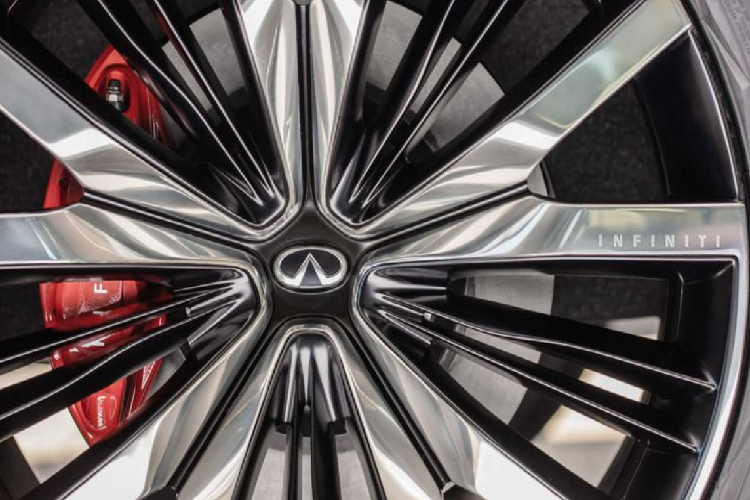 Tất nhiên, để phù hợp với những sự thay đổi ở thân xe, QX60 Monograph được trang bị các mâm xe cỡ lớn, càng làm nổi bật dáng vẻ mạnh mẽ đầy kiêu hãnh của chiếc SUV cỡ trung. Nhưng nhìn xuống bên thân xe từ phía trước hoặc phía sau, đường kẻ ngang ở hông nhìn hơi cầu kỳ. Di chuyển ra phía sau, không có nhiều thứ để "phàn nàn" về phần đuôi xe duyên dáng và mềm mại của QX60 Monograph.