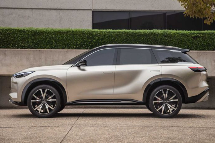 Giá gắn biển số đã được chuyển từ cửa hậu sang cản va sau, đồng thời loại bỏ đường viền mạ crôm giữa hai đèn hậu của chiếc QX60 hiện tại. Đuôi xe trông rộng hơn hẳn với sự bổ sung của chi tiết tối màu dưới đèn hậu, trải dài toàn bộ phần đuôi. Có thể thấy thiết kế đuôi xe gọn gàng và cao cấp hơn rất nhiều.