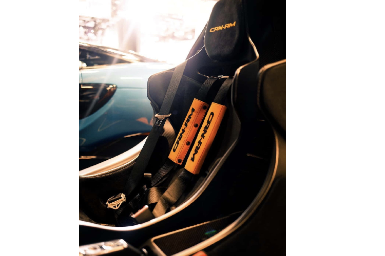 Senna Can-Am khoác trên mình màu áo huyền thoại của chiếc xe đua McLaren M8B. McLaren M8B được phát triển dựa trên phiên bản tiền nhiệm M8A trước đó cùng một số điều chỉnh để sử dụng trong giải đua Can-Am.