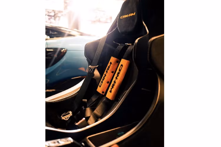 Senna Can-Am khoác trên mình màu áo huyền thoại của chiếc xe đua McLaren M8B. McLaren M8B được phát triển dựa trên phiên bản tiền nhiệm M8A trước đó cùng một số điều chỉnh để sử dụng trong giải đua Can-Am.