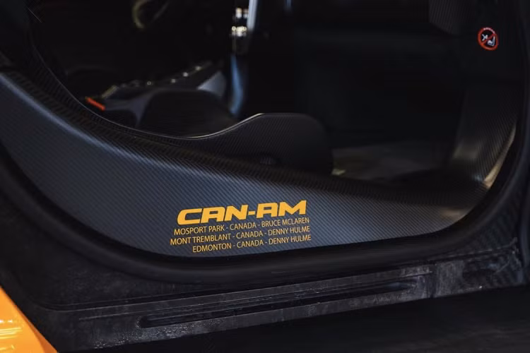 McLaren M8B được trang bị lớp áo màu cam tương đồng với Senna Can-Am cùng phần cánh gió cỡ lớn màu xám quen thuộc. M8B cũng chỉ được sản xuất với chỉ 3 chiếc, giống với phiên bản kỉ niệm dựa trên Senna sau này.