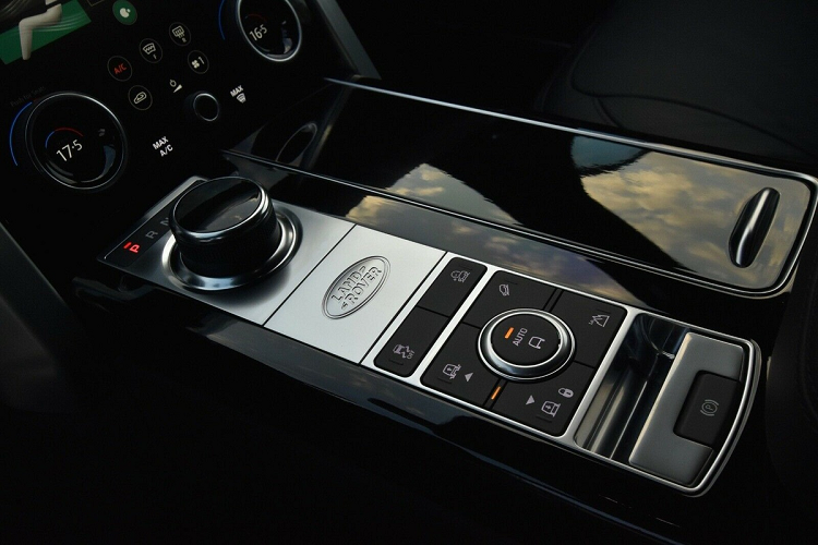 Là xe hộ tống, cửa sổ trời đã được loại bỏ, thay vào đó là phần mui trượt bằng kim loại chỉnh điện. Trong xe còn có hệ thống liên lạc nội bộ, tủ làm mát và có lối thoát hiểm khẩn cấp. Ngoài ra, tất cả tính năng, công nghệ và tiện nghi có trên Range Rover SVAutobiography tiêu chuẩn vẫn được giữ lại.