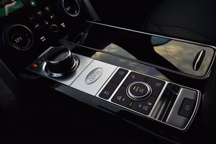 Là xe hộ tống, cửa sổ trời đã được loại bỏ, thay vào đó là phần mui trượt bằng kim loại chỉnh điện. Trong xe còn có hệ thống liên lạc nội bộ, tủ làm mát và có lối thoát hiểm khẩn cấp. Ngoài ra, tất cả tính năng, công nghệ và tiện nghi có trên Range Rover SVAutobiography tiêu chuẩn vẫn được giữ lại.