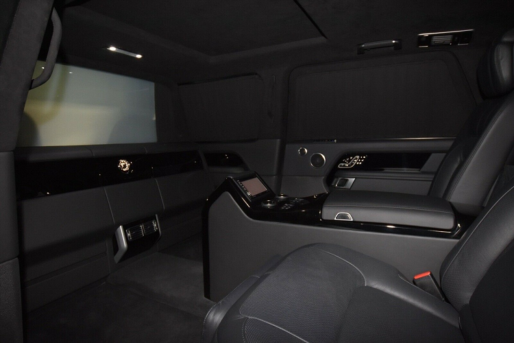 So với Range Rover SVAutobiography tiêu chuẩn, bản độ của Klassen dài hơn 1.016 mm. Không gian được thêm vào giữa 2 trục giúp nội thất rộng hơn đáng kể. Hành khách phía sau vẫn có thể truy cập vào một số chức năng trên xe thông qua bảng điều khiển. Hai ghế phụ được lắp thêm ở sau, có thể tháo rời.