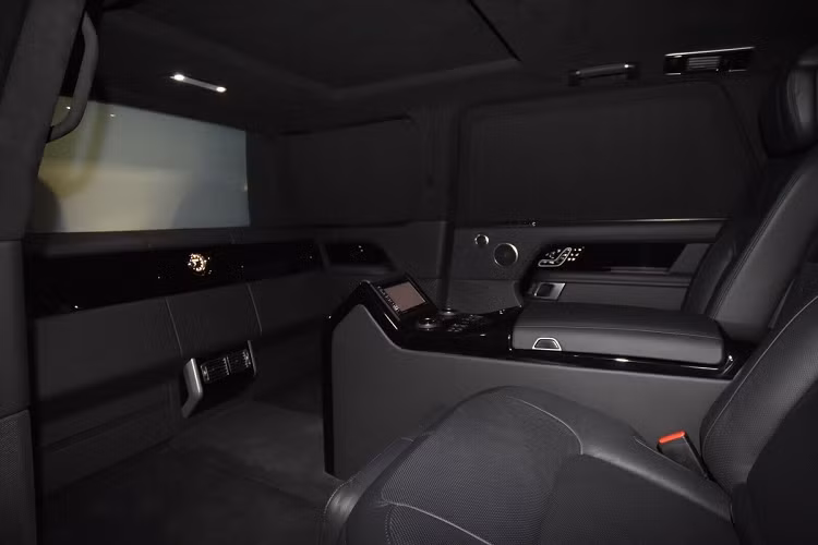 So với Range Rover SVAutobiography tiêu chuẩn, bản độ của Klassen dài hơn 1.016 mm. Không gian được thêm vào giữa 2 trục giúp nội thất rộng hơn đáng kể. Hành khách phía sau vẫn có thể truy cập vào một số chức năng trên xe thông qua bảng điều khiển. Hai ghế phụ được lắp thêm ở sau, có thể tháo rời.