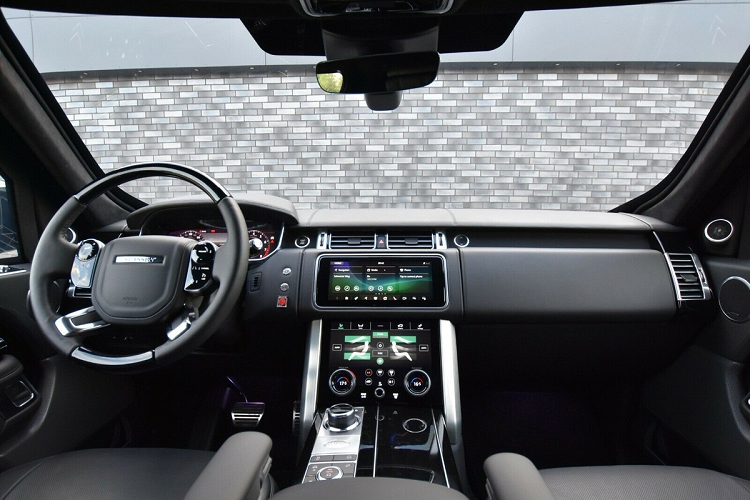 Bên cạnh đó, xe còn được trang bị đèn ưu tiên, còi báo động. Giữa khoang lái và cabin sau có vách ngăn. Hệ thống cách âm chất lượng cao, hệ thống đa phương tiện mới.