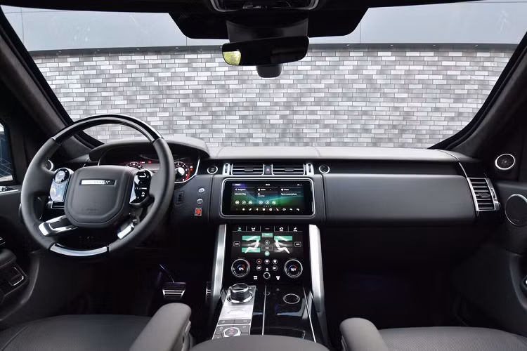 Bên cạnh đó, xe còn được trang bị đèn ưu tiên, còi báo động. Giữa khoang lái và cabin sau có vách ngăn. Hệ thống cách âm chất lượng cao, hệ thống đa phương tiện mới.