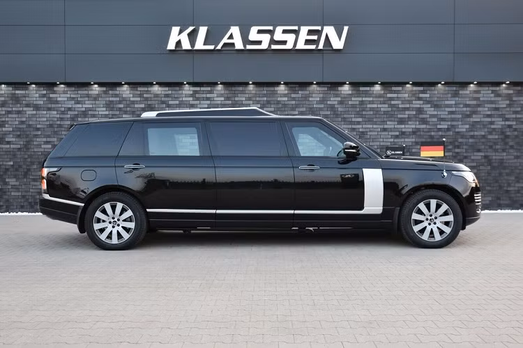 Cụ thể, chiếc Range Rover SVAutobiography Limo 2020 triệu đô này có giá bán ngang với mẫu hypercar McLaren Senna.