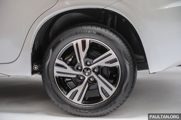 Thêm vào đó là bộ vành hợp kim 16 inch phối 2 màu...