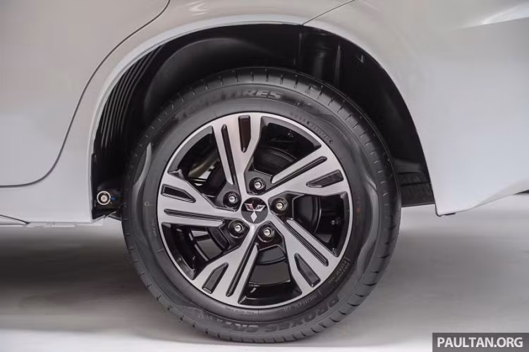 Thêm vào đó là bộ vành hợp kim 16 inch phối 2 màu...