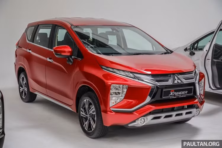  Mitsubishi Xpander giá rẻ lần đầu tiên trình làng tại thị trường Indonesia vào hồi giữa năm 2017. Ngoài Indonesia, mẫu MPV cỡ nhỏ và giá rẻ này hiện đã được bày bán ở một số thị trường Đông Nam Á khác như Việt Nam và Philippines. Thế nhưng, mãi đến hôm qua, ngày 23/10/2020, hãng Mitsubishi mới giới thiệu Xpander với khách hàng tại thị trường Malaysia. Dù chậm trễ nhưng Mitsubishi Xpander tại thị trường Malaysia lại được trang bị "xịn sò" hơn xe ở Việt Nam.