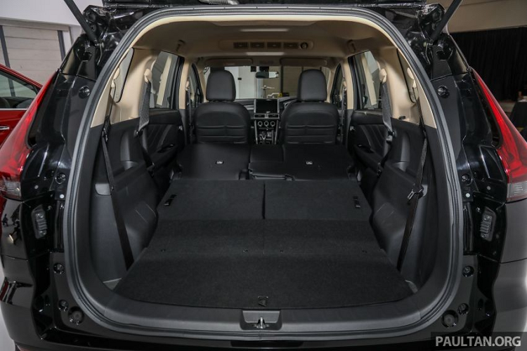 Ngoài ra, 2 hàng ghế sau của Mitsubishi Xpander còn có thể gập phẳng xuống sàn - điều mà các đối thủ cùng phân khúc như Honda BR-V hay Toyota Rush tại thị trường Malaysia không có.