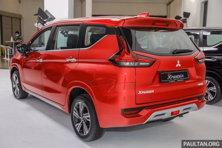 ... và cụm đèn hậu LED đằng sau.