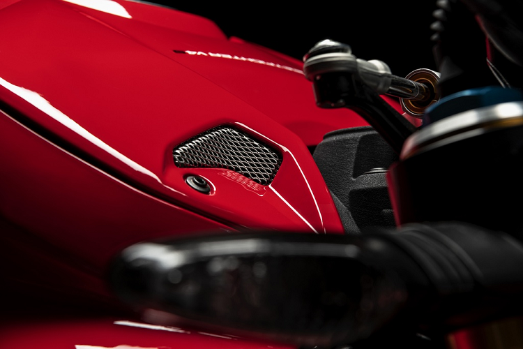 Ngoài ra, xe còn được trang bị hệ thống 8 bugi đánh lửa - 2 bugi trên mỗi xilanh với quá trình đánh lửa diễn ra mỗi khi trục khuỷu quay một góc 90 độ. Điều này giúp mang lại công suất ổn định và dễ dàng kiểm soát hơn.