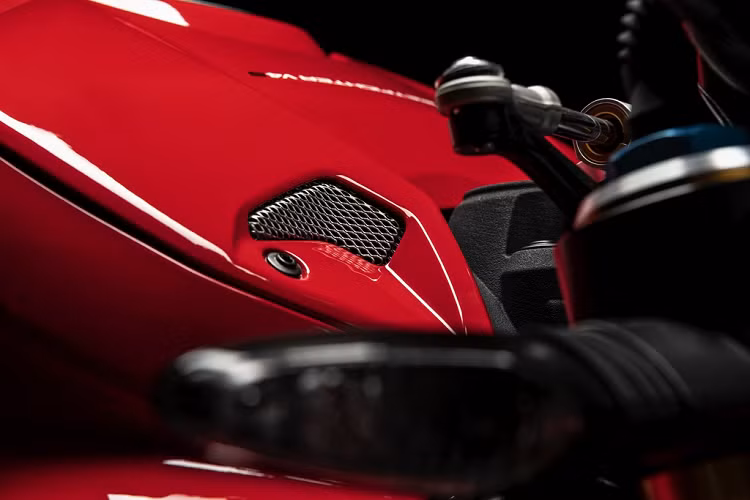 Ngoài ra, xe còn được trang bị hệ thống 8 bugi đánh lửa - 2 bugi trên mỗi xilanh với quá trình đánh lửa diễn ra mỗi khi trục khuỷu quay một góc 90 độ. Điều này giúp mang lại công suất ổn định và dễ dàng kiểm soát hơn.