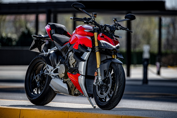 Giá xe Ducati Streetfighter V4 khởi điểm từ 20.000 USD (khoảng 468 triệu đồng), bản V4 S có giá 24.000 USD. Xe sẽ được phân phối tại Mỹ từ tháng 4 này. Mức giá trên cao hơn nhiều những đối thủ khác trong phân khúc như Honda CB1000R (12.880 USD), Yamaha MT-10 SP (14.896 USD), KTM 1290 Super Duke R (15.860 USD)… Xe dự tính sẽ được đưa về Việt Nam vào tháng 8 năm nay.