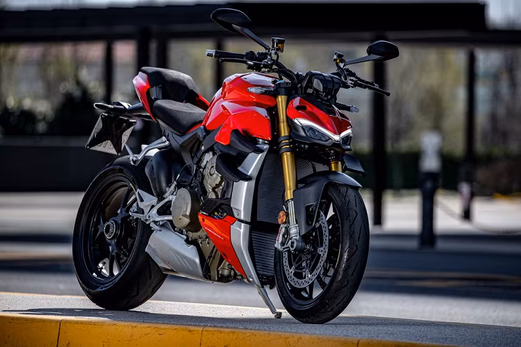 Giá xe Ducati Streetfighter V4 khởi điểm từ 20.000 USD (khoảng 468 triệu đồng), bản V4 S có giá 24.000 USD. Xe sẽ được phân phối tại Mỹ từ tháng 4 này. Mức giá trên cao hơn nhiều những đối thủ khác trong phân khúc như Honda CB1000R (12.880 USD), Yamaha MT-10 SP (14.896 USD), KTM 1290 Super Duke R (15.860 USD)… Xe dự tính sẽ được đưa về Việt Nam vào tháng 8 năm nay.
