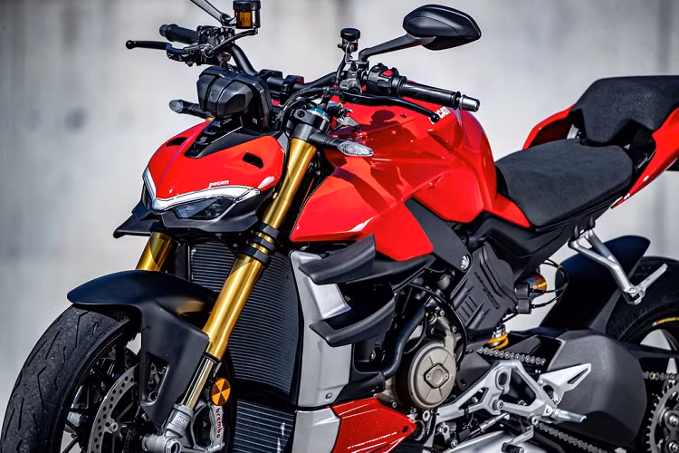 Tuy nhiên, khối động cơ này được tinh chỉnh lại một số chi tiết kỹ thuật, giúp thay đổi cảm giác lái của chiếc xe. Đầu tiên, khối động cơ Desmosedici sử dụng công nghệ trục khuỷu quay ngược.