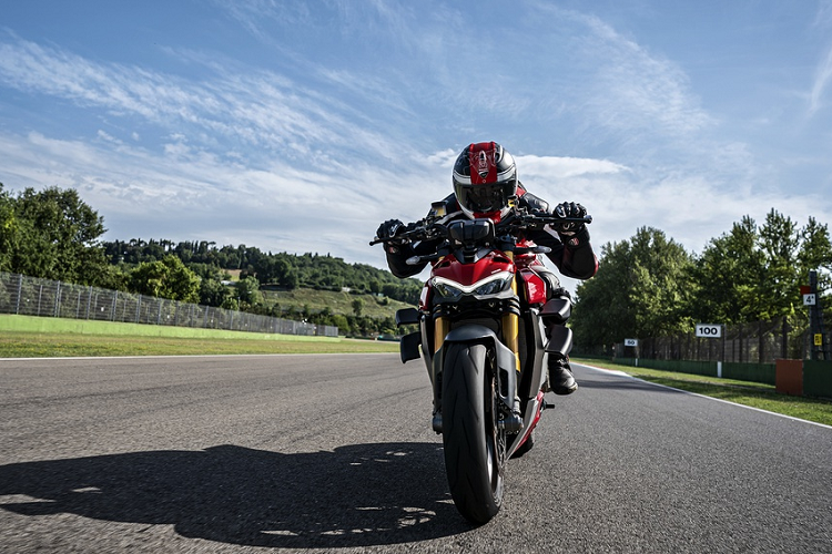 Theo kế hoạch, Ducati Streetfighter V4 và V4 S sẽ chính thức trình làng tại Tây Ban Nha với sự có mặt của hơn 90 phóng viên trên toàn thế giới. Trước diễn biến phức tạp của dịch Covid-19 hiện nay, Ducati đã thực hiện một buổi livestream toàn cầu để giới thiệu cũng như đưa ra những thông tin quan trọng về mẫu xe này.