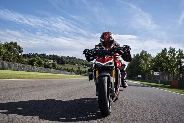 Theo kế hoạch, Ducati Streetfighter V4 và V4 S sẽ chính thức trình làng tại Tây Ban Nha với sự có mặt của hơn 90 phóng viên trên toàn thế giới. Trước diễn biến phức tạp của dịch Covid-19 hiện nay, Ducati đã thực hiện một buổi livestream toàn cầu để giới thiệu cũng như đưa ra những thông tin quan trọng về mẫu xe này.